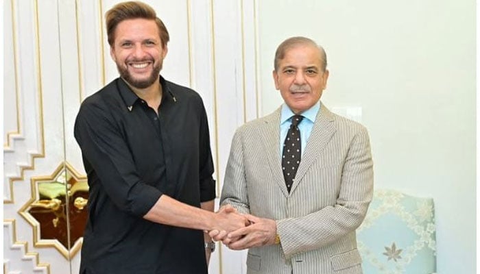 قوم نے متحد ہو کر دشمن کو منہ توڑ جواب دیا، شاہد آفریدی کی وزیراعظم سے گفتگو