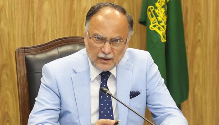 نوجوانوں کو انڈے، مرغیاں نہیں، ڈیجیٹل مہارتیں سیکھنے کی ضرورت، احسن اقبال