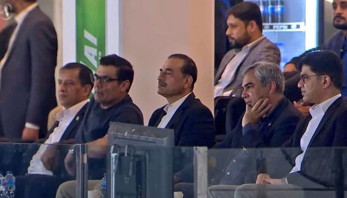 PSL کا دوبارہ آغاز، آرمی چیف بھی میچ دیکھنے کیلئے اسٹیڈیم پہنچ گئے