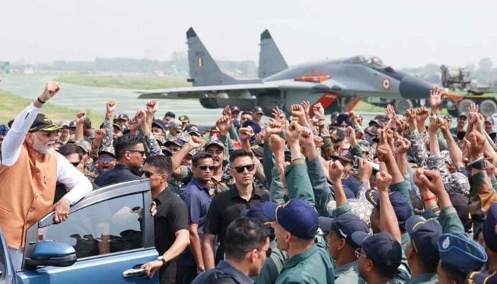 آدم پور کے دورے سے مودی نے ایس 400 کی تباہی کا پاکستانی دعویٰ جھٹلانے کی کوشش کی، بھارتی میڈیا