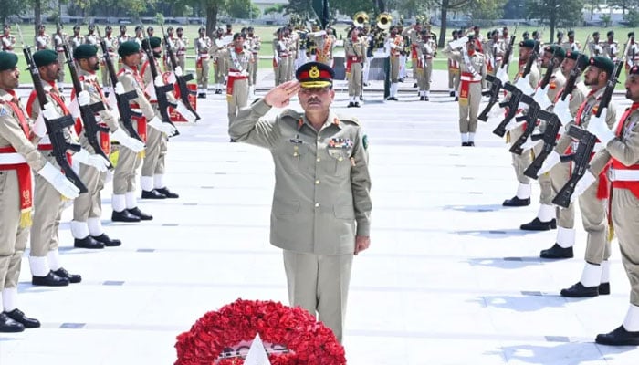 فیلڈ مارشل عاصم منیر کی یادگار شہداء پر حاضری، گارڈ آف آنر دیا گیا