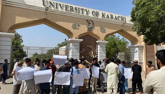 جامعہ کراچی‘ طلباء پر فائرنگ اور تشدد کیخلاف سلور جوبلی گیٹ بند کرکے احتجاج