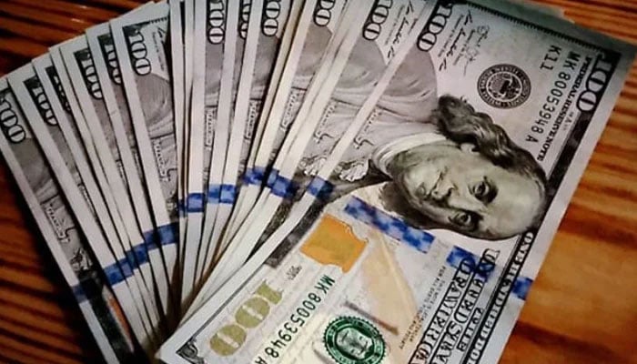 کرنسی مارکیٹ: انٹر بینک میں ڈالر 10 پیسے سستا