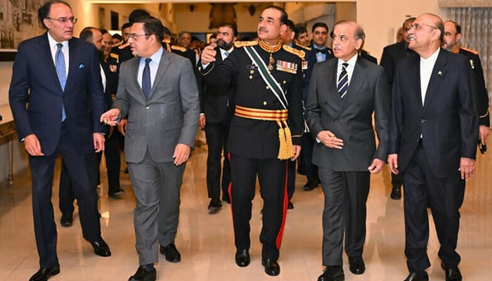 نوجوان اور میڈیا بھارتی پراپیگنڈے کے خلاف آہنی دیوار ثابت ہوئے، فیلڈ مارشل عاصم منیر، سیاسی قیادت کو عشائیہ، صدر، وزیراعظم شریک