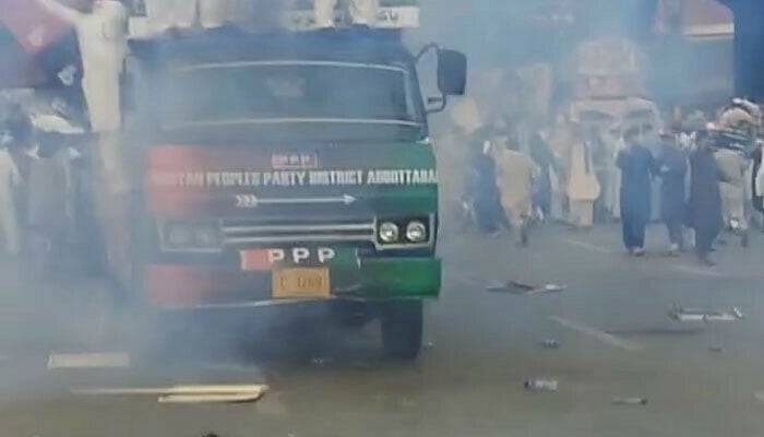 پشاور، پیپلز پارٹی کا کرپشن کیخلاف احتجاج، اسمبلی چوک میدان جنگ، مظاہرین نے پی ٹی آئی احتجاجی کیمپ کو آگ لگادی