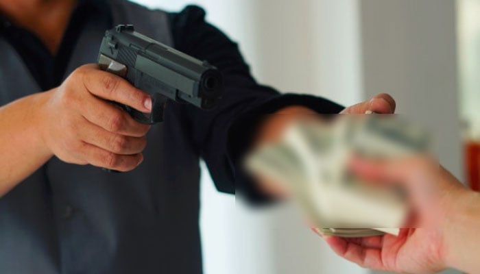 ڈی ایچ اے میں کار سوار 4 ملزمان موبائل شاپ لوٹ کر فرار