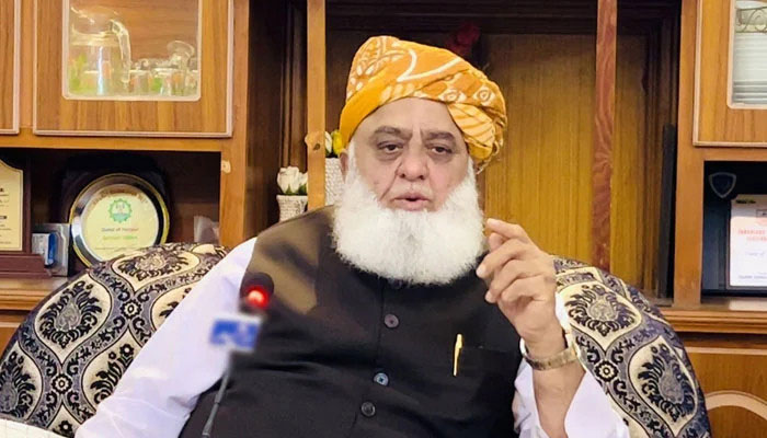 قوم پرعزم، پاکستان کے دفاع پر کوئی آنچ نہیں آنے دینگے، فضل الرحمٰن
