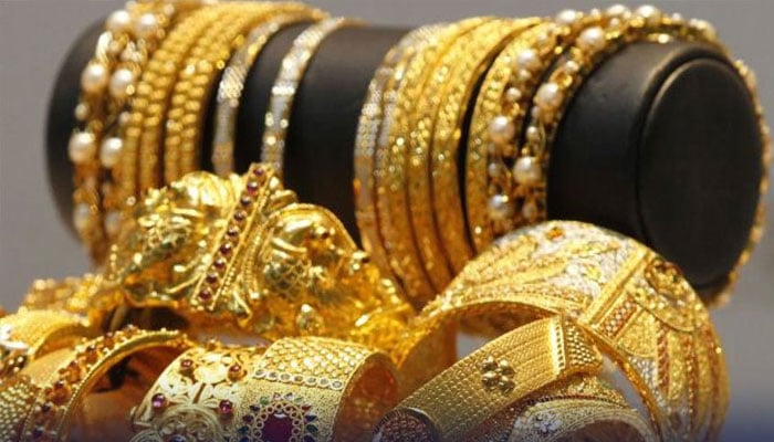 گولڈ مارکیٹ : سونا فی تولہ 700 روپے سستا