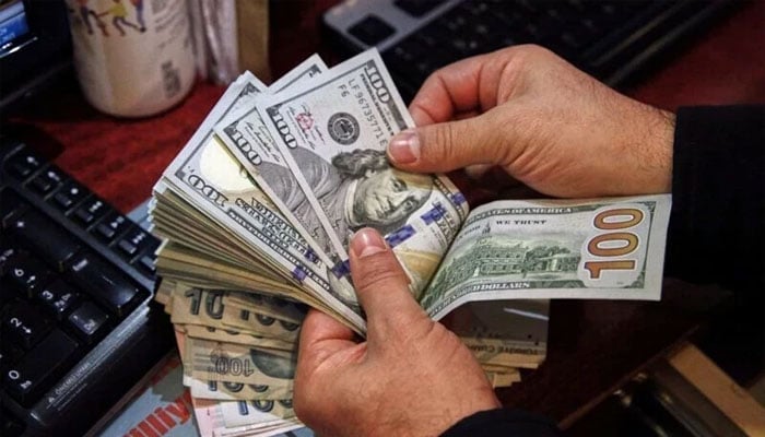 انٹر بینک میں ڈالر کی قیمت 5 پیسے اور اوپن مارکیٹ میں 32 پیسے تک کم