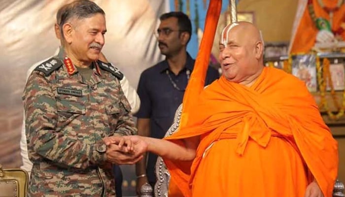 بھارتی آرمی چیف مندر پہنچ گئے، پیشوا سے ملاقات، آزاد کشمیر پر قبضے کی پراتھنا