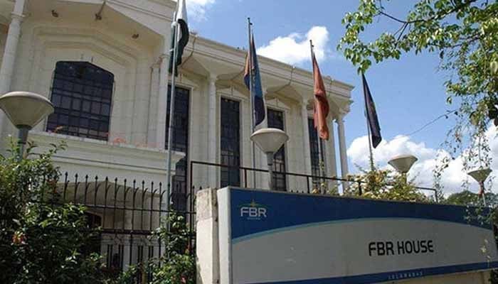 ایف بی آر کو وصولیوں میں ایک ہزار ارب روپے کمی کا سامنا