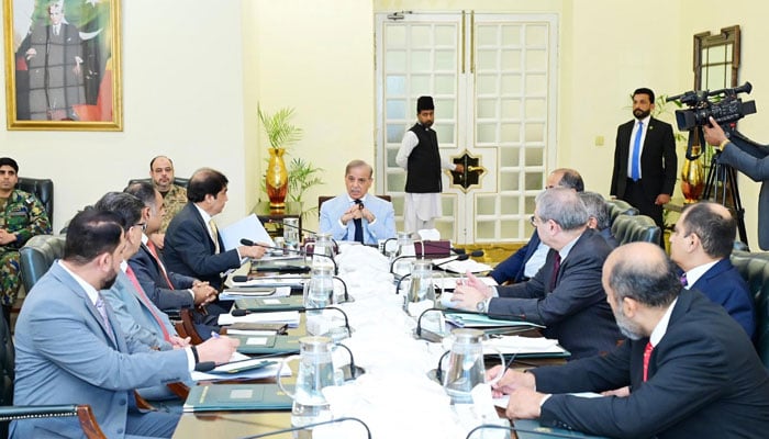 گوادر کو ریلویز نیٹ ورک سے منسلک کرنیکا کام تیز کیا جائے، وزیراعظم