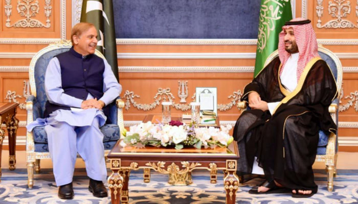 وزیرِاعظم دو روزہ دورے پر سعودی عرب پہنچ گئے، ولی عہد شہزادہ محمد بن سلمان سے ملاقات کرینگے