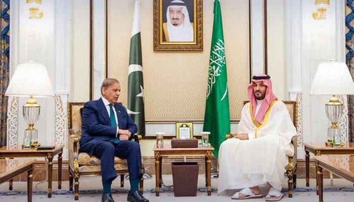 شہباز، سعودی ولی عہد ملاقات، اسٹریٹجک شراکت داری مزید بلند کرنے پر اتفاق، محمد بن سلمان گاڑی خود چلا کر منیٰ پیلس ظہرانے میں لے گئے