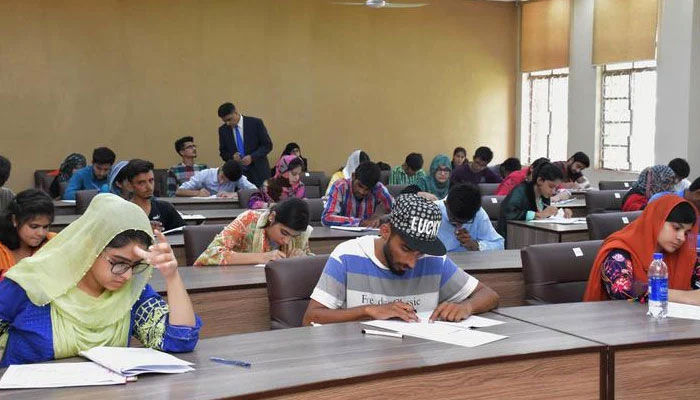 اعلیٰ تعلیم کے بجٹ میں کمی، 65 ارب سے 39.5 ارب روپے کردیا گیا