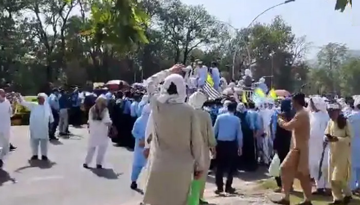 سرکاری ملازمین کیلئے مراعات کا اعلان نہ ہونے پر شاہراہ دستور پر احتجاج