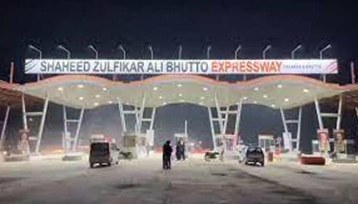 شاہراہِ ذوالفقار بھٹو پر لکڑیاں اور دیگر رکاوٹیں ڈال کر شہریوں سے ڈکیتی کی کوشش
