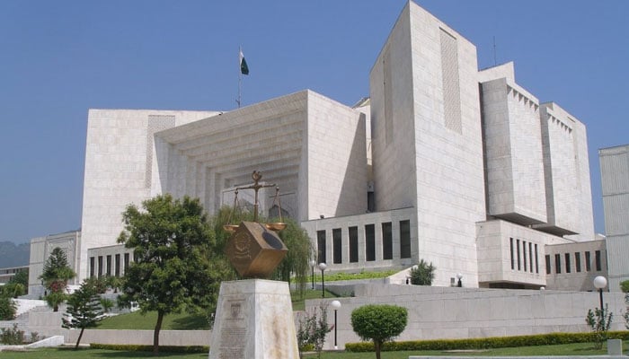 سپریم کورٹ نے اسسٹنٹ پروفیسر پر جرمانہ کا فیصلہ کالعدم قرار دے دیا