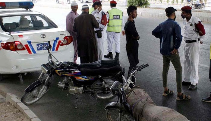 قوانین کی خلاف ورزیاں، 2 ہزار 9 سو گاڑیاں ضبط کی گئیں، ٹریفک پولیس