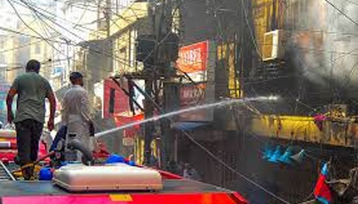 صدر الیکٹرانکس مارکیٹ کی عمارت میں آگ، فائر بریگیڈ نے قابو پالیا
