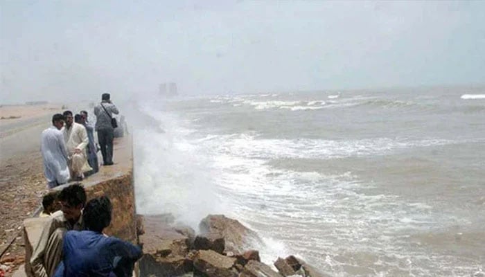 کراچی میں سمندری ہوائیں بحال، گرمی اور حبس میں کمی