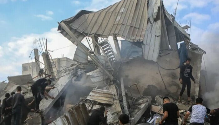 غزہ میں قتل عام جاری، اسرائیلی بمباری، ہجوم پر فائرنگ، 84 فلسطینی شہید