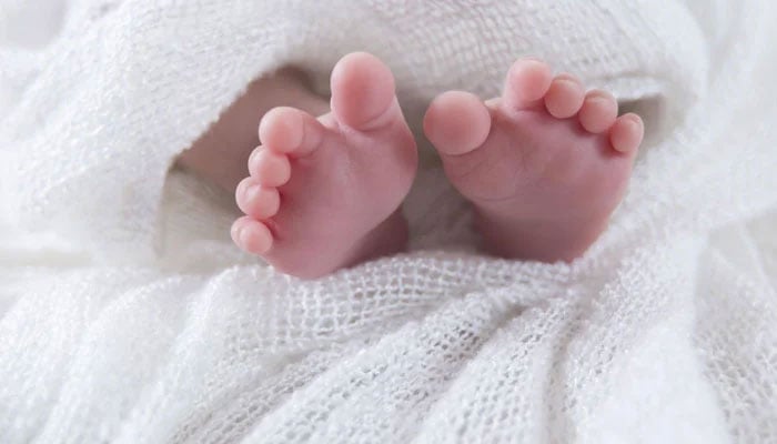 کراچی: میاں بیوی کا جھگڑا، سنگدل باپ نے 10 ماہ کے بچےکو جلا دیا