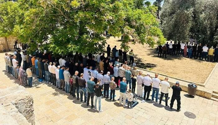 ہزاروں فلسطینیوں نے نماز جمعہ مسجد اقصیٰ کی بیرونی دیواروں کے ساتھ ادا کی