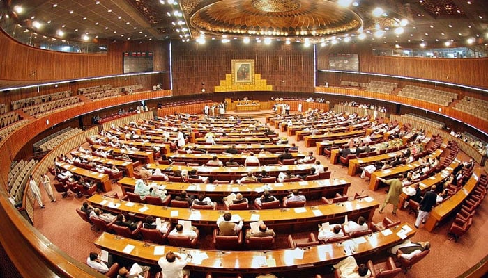 سینیٹ قائمہ کمیٹی، کم ازکم ماہانہ اجرت 50 ہزار کرنے کی سفارش