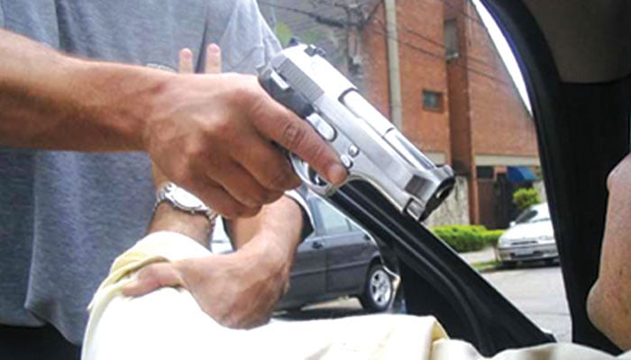 کورنگی میں لوٹ مار کرنے والے دو ڈاکو شہریوں کے ہتھے چڑھ گئے