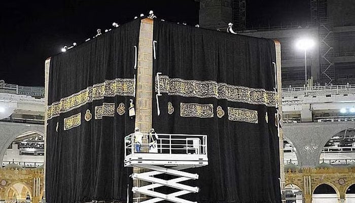 غلاف کعبہ کی تبدیلی، 24 قیراط سونےکے تاروں سے 68 آیات قرآنی درج