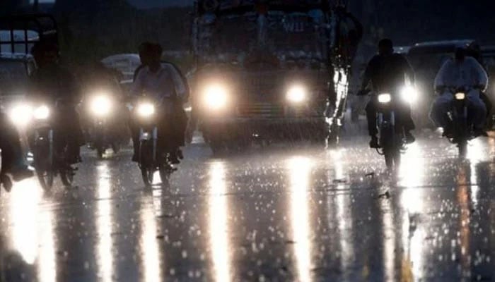 کراچی میں بارش، شہری اداروں کی کارکردگی کی قلعی کھل گئی، بجلی غائب، سڑکوں پر پانی جمع