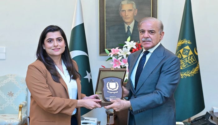 وزیراعظم شہباز شریف سے سابق خاتون کرکٹر ثنا میر کی ملاقات