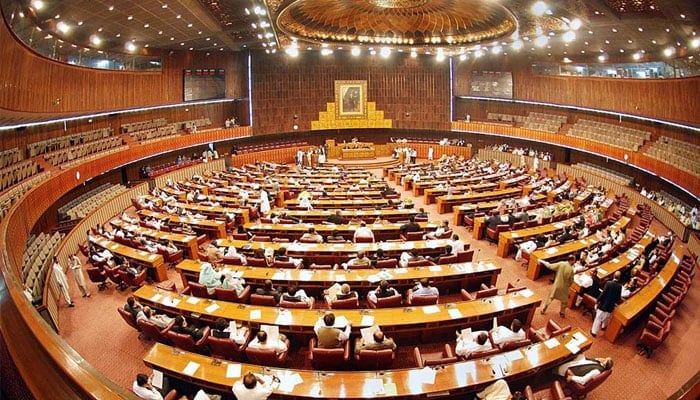 336 رکنی ایوان میں حکمران اتحاد کے پاس 214 نشستیں، دو تہائی کی اکثریت کے لیے 224 نشستیں درکار، فیصلے کے بعد ن لیگ کو 15، پی پی کو 4، جے یو آئی کو 3 اضافی نشستیں حاصل