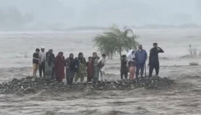 مینگورہ بائی پاس، سیلابی ریلے سے 16 سیاح دریا میں بہہ گئے، 3 کو زندہ بچالیا گیا، 8 کی لاشیں نکال لی گئیں