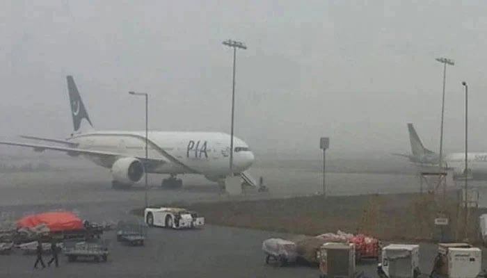 موسمی خرابی سے 8 پروازیں منسوخ، 66 میں تاخیر