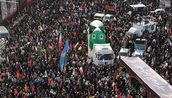 ایران، 60 شہید سائنسدانوں اور اعلیٰ فوجی کمانڈروں کی حکومتی سطح پر نمازِ جنازہ