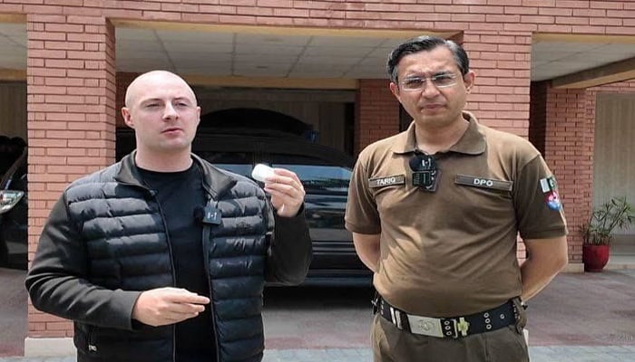 دبئی میں برطانوی کے ایئر پوڈز کھوئے، جہلم پولیس نے کیسے ڈھونڈ نکالے؟