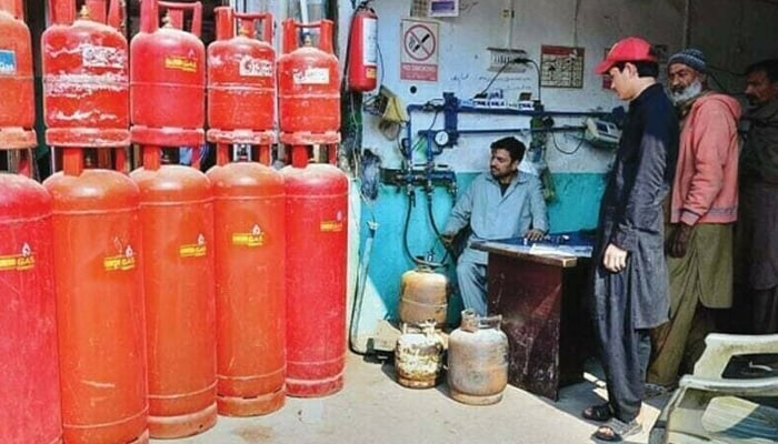 ایل پی جی فی کلو 7.43 روپے، گھریلو سلنڈر 87 روپے 71 پیسے سستا، فی کلو قیمت 233 روپے 10 پیسے، اطلاق آج سے، نوٹیفکیشن جاری