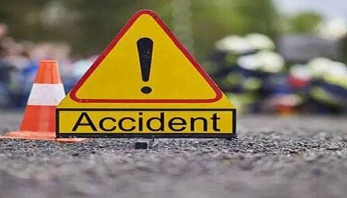 شارع فیصل پر تیز رفتار گاڑی اور دودھ لے جانے والی پک اپ میں تصادم