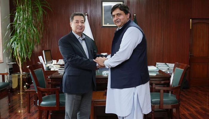 اسپیکر پنجاب اسمبلی نے سنی اتحاد کونسل کے 26 ارکان اسمبلی کے خلاف الیکشن کمیشن میں ریفرنس دائر کردیا، چیف الیکشن کمشنر سے ملاقات