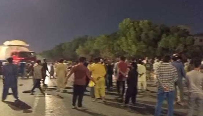 مختلف علاقوں میں بجلی اور پانی کی عدم فراہمی پر احتجاج، ٹریفک کی روانی متاثر