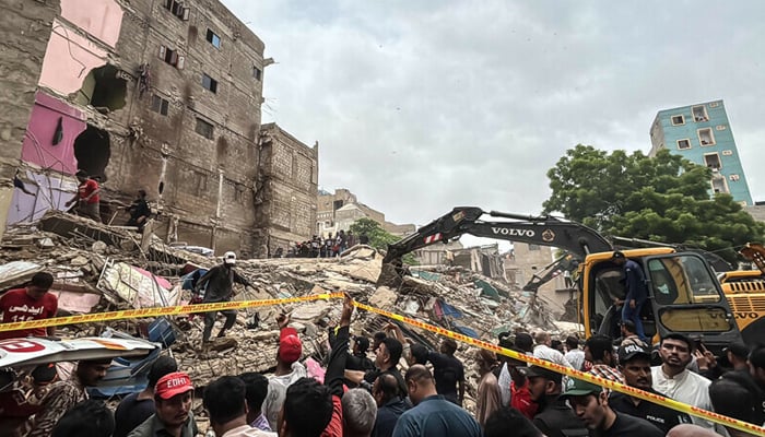کراچی، اندوہناک سانحہ، 5  منزلہ عمارت گرگئی، 13 جاں بحق، کئی دب گئے، تنگ گلیاں ریسکیو میں مشکلات