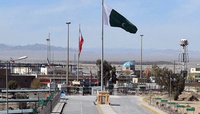 غیرقانونی طور پر ایران جانے والے 240 افراد ایرانی حکام نے پاکستان کے حوالے کردیئے