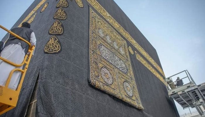 کعبہ کو مکمل طورپر غلاف میں ڈھانپ دیا گیا