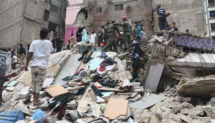 لیاری، عمارت گرنے کا واقعہ، مقدمہ درج، ایس بی سی اے کے 5 افسران گرفتار