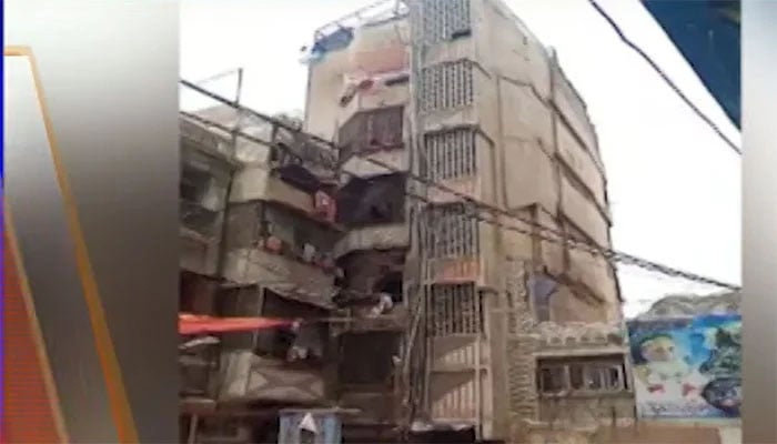 کاغذی بازار میں ایک اور عمارت مخدوش قرار، خالی کروانے پر علاقہ مکینوں کا احتجاج