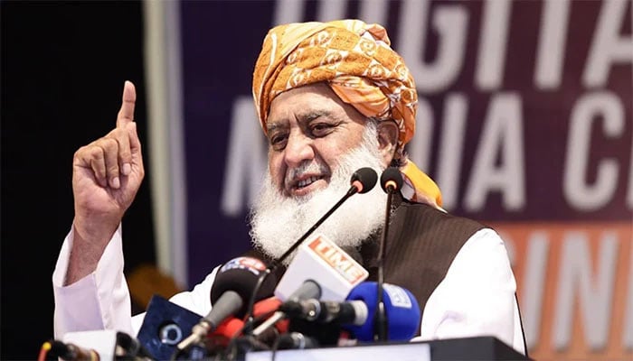 KP میں PTI کے اندر سے تبدیلی آئے، صوبہ سیاسی کشمکش کا متحمل نہیں ہوسکتا، فضل الرحمٰن