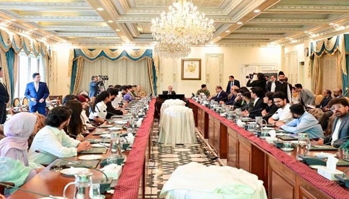 ایف بی آر کو بہتر کام کرنا ہوگا، طویل کانٹوں بھرا سفر ہے، وزیراعظم
