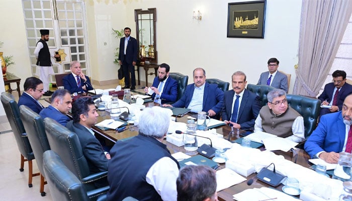 غریب پر ٹیکس کم کرنا اولین ترجیح، ٹیکس اصلاحات میں عام آدمی کی سہولت پر توجہ مرکوز کی جائے، وزیراعظم